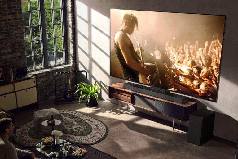 LG QNED Mini-LED 90 Series 4K TV with high dynamic range support