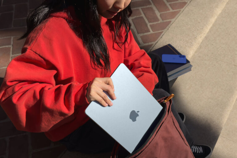 MacBook Air M4 lifestyle image